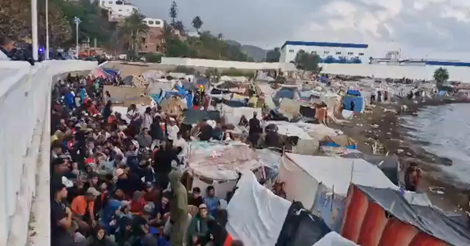 Crisis en Ceuta: El caos migratorio se adentra en el puerto mientras el Gobierno descarta un "colapso sanitario" y la oposición exige la dimisión