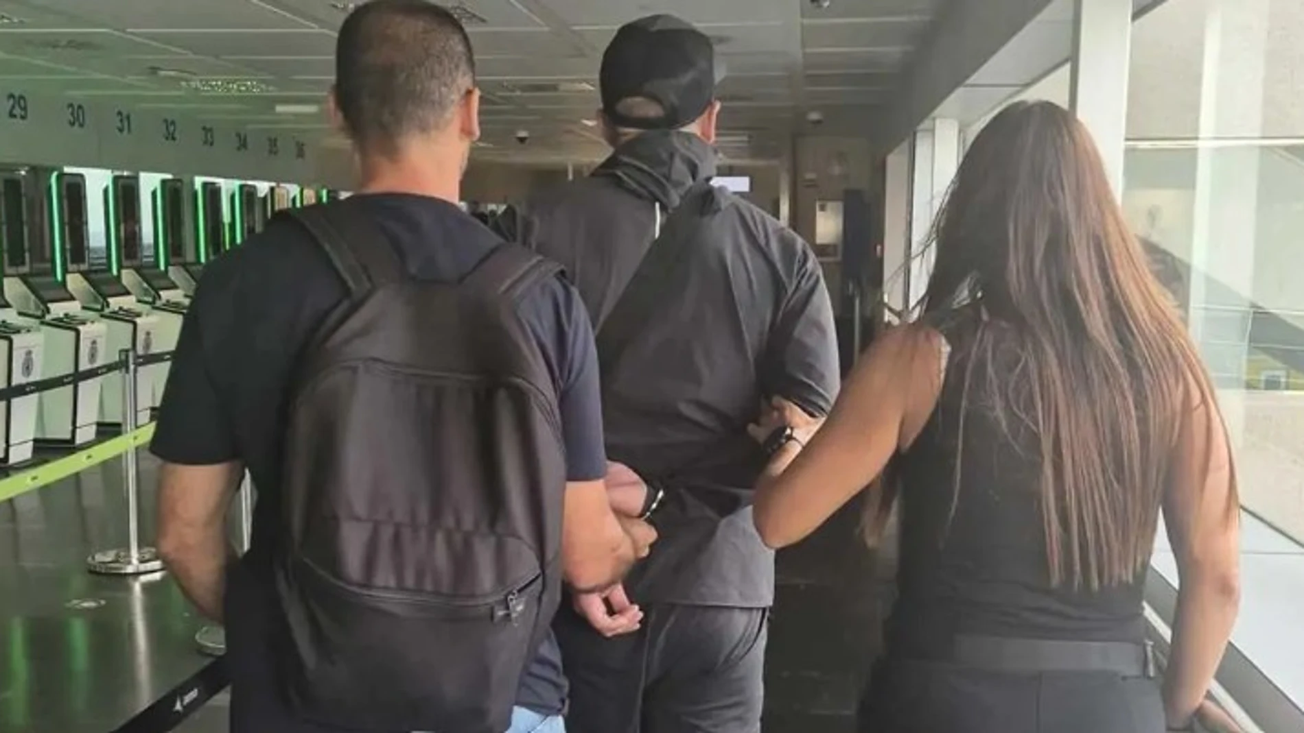 Detenido en el aeropuerto de Tenerife Sur al aterrizar de Liverpool por intentar matar a un hombre a machetazos