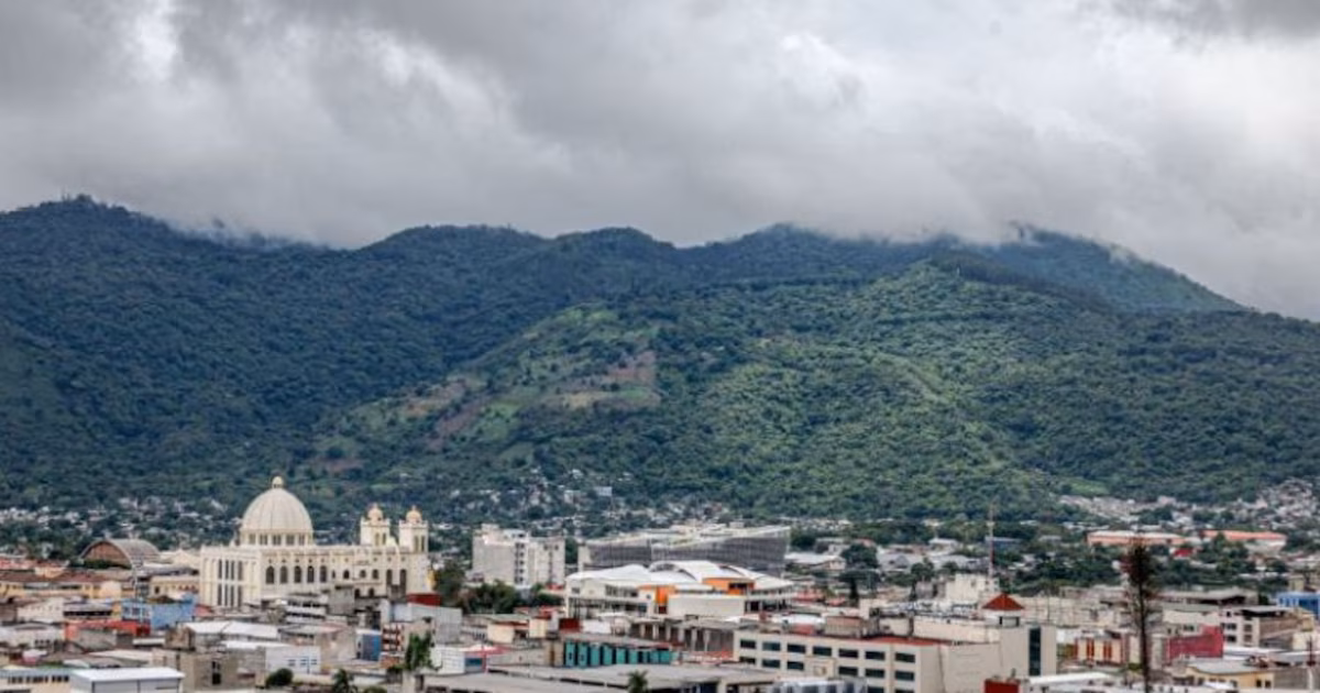 El ambiente en estado de alerta: la convergencia de sistemas climáticos eleva la amenaza de lluvias extremas en El Salvador