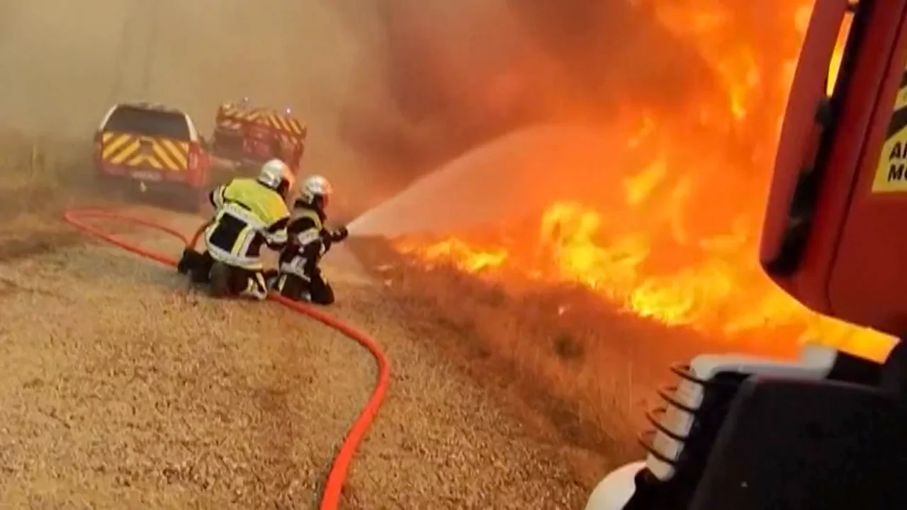 El incendio de Guarda, Portugal, amenaza con saltar a España: el sur de Europa sigue en llamas