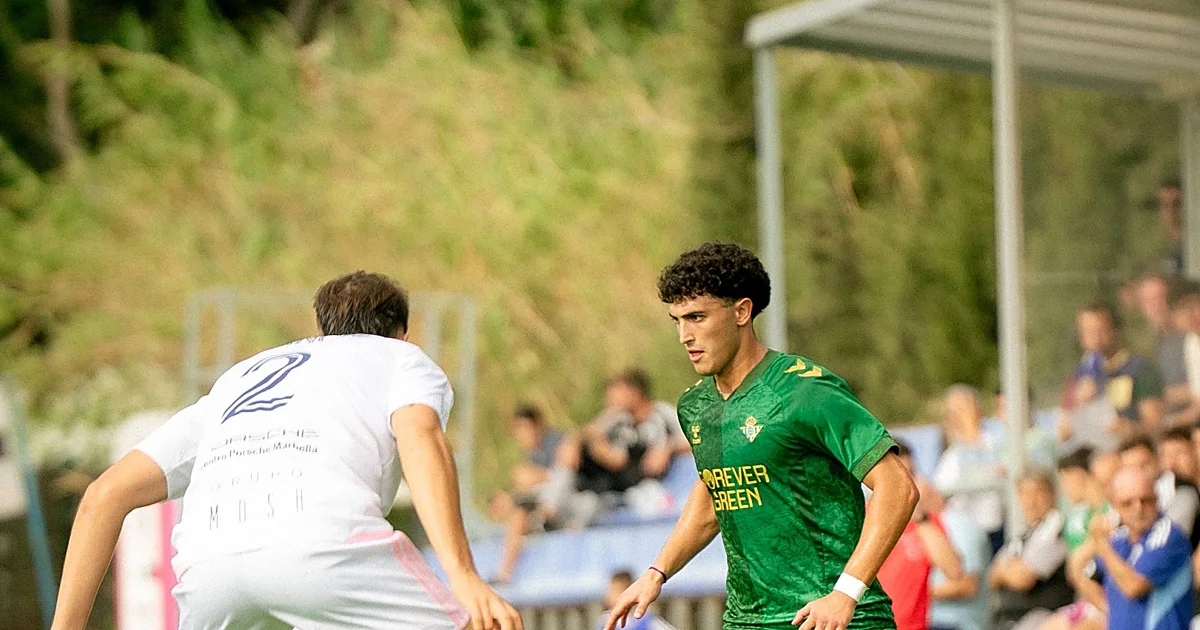 El Betis Deportivo aprovecha la superioridad numérica para ganar en Marbella (0-2) y consolidarse como líder